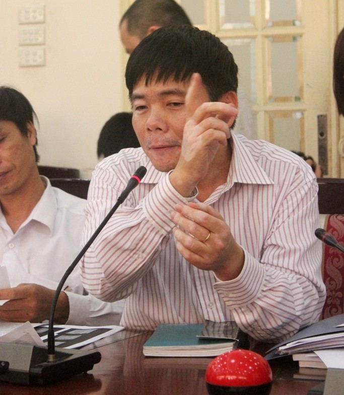 Luật sư Trần Vũ Hải đại diện người dân Văn Giang tranh luận với GS. Đặng Hùng Võ tại buổi gặp mặt